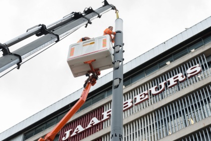 Jaarbeursplein in nieuw verlicht jasje